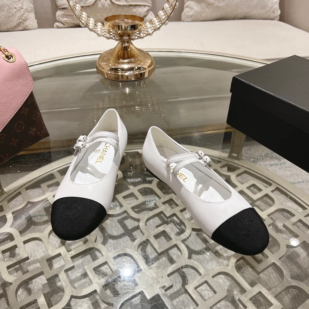 👟👟Ex-factory price 520👟👟 Women's Shoes Factory 𝐂𝐇𝐀𝐍𝐄𝐋 | Xiaoxiang 2025 Mary Jane Shoes Macaron Series ❤️ 2025 Spring and Summer New Xiaoxiang Mary Jane Shoes Series New〰 🍬 A must in the fashion circle, the matching will demonstrate meticulous minimalism Classic elements that will never fade away 💋 Show unique dressing style and it’s too beautiful to say anything. A must-have for summer... Upper: Sheepskin Lining: Sheepskin Outsole: Genuine leather sole Shoe size: 35-41 (40 and 41 customizations are non-refundable) Heel height: 1.5cm/6cm